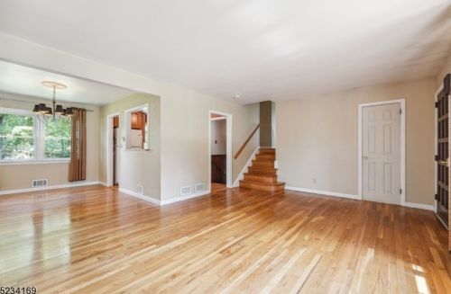 24 Dixon Pl, East Hanover NJ 07936-3049 exterior