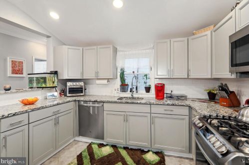 123 Maple Ave, West Deptford NJ  08093-1136 exterior