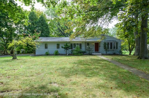 62 Reynolds Dr, Tinton Falls, NJ 07724-2326