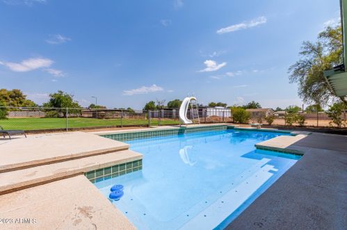 4210 Country Gables Dr, Phoenix AZ 85053-4528 exterior