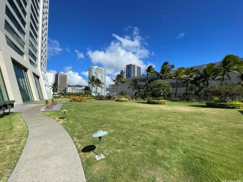 88 Piikoi St, Honolulu HI 96814-4245 exterior