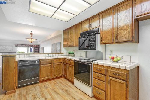 14317 Seagate Dr, San Leandro, CA 94577-6412