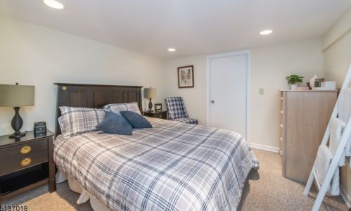 23 Brentwood Dr, East Hanover NJ 07936-2403 exterior