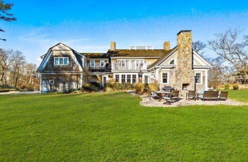 44 Canterbury St, Hingham MA 02043-1453 exterior