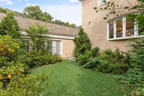 215 Ave, Weston MA 02493-1908 exterior