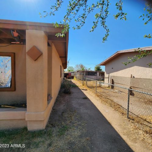 1832 38 Dr, Phoenix AZ 85053-3733 exterior