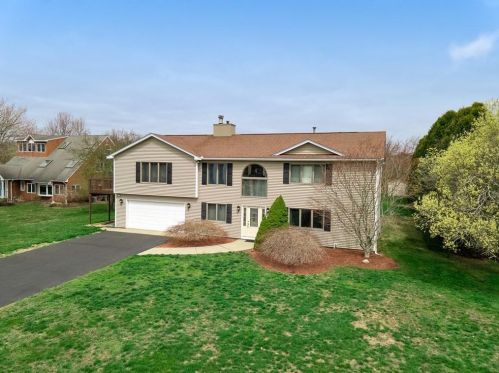 27 Carver Ln, South Kingstown, RI 02882-5035