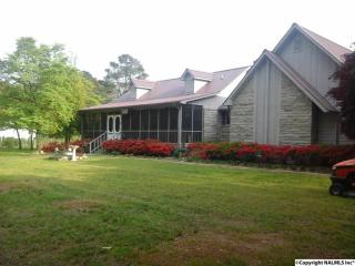 125 Lake Dr, Scottsboro AL  35769-9111 exterior