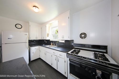 65 Little Silver Pkwy, Little Silver NJ 07739-1118 exterior