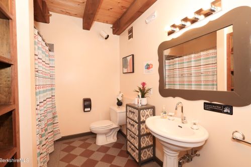 296 Main St, Sheffield MA 01257-9696 exterior