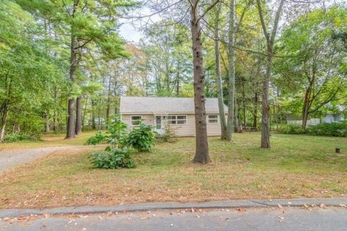 11 Lakeshore Dr, Norfolk, MA 02056-1225