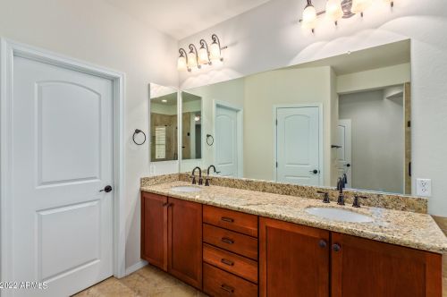 21845 39 St, Phoenix AZ 85018-7130 exterior