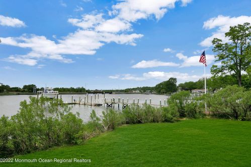 56 Rivers Edge Dr, Little Silver NJ 07739-1706 exterior