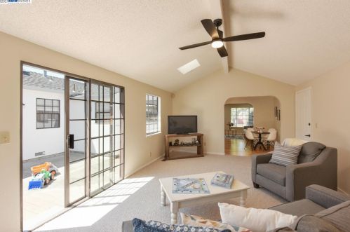 1928 Trombas Ave, San Leandro CA 94577-6127 exterior