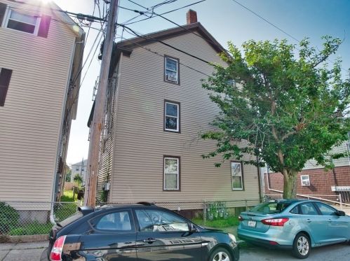 33 Morton St, Fall River MA 02720-2860 exterior