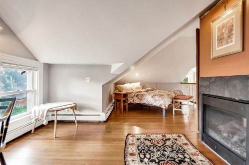 25 Hunnewell Ave, Newton MA 02458-2216 exterior