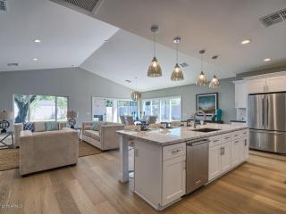 3738 Coolidge St, Phoenix, AZ 85018-3516