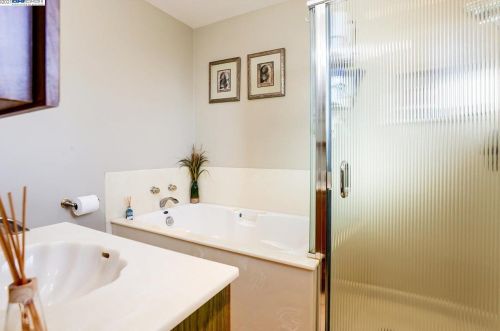 1476 Regent Dr, San Leandro CA 94577-5323 exterior