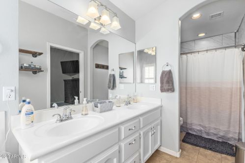 2029 Angela Dr, Phoenix AZ 85032-2351 exterior