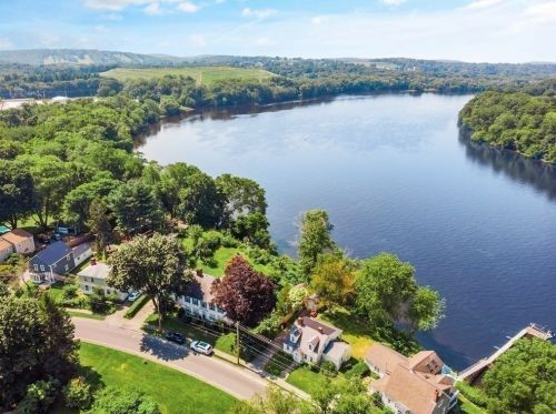 379 Main St, Groveland MA 01834-1428 exterior