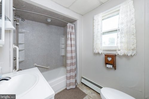 558 Billings Ave, West Deptford NJ 08066-1157 exterior