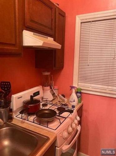 40 Washington Ave, Belleville, NJ 07109-2938