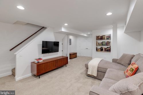 335 6 St, Philadelphia PA 19140-4560 exterior