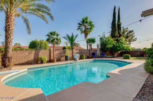 725 Country Gables Dr, Phoenix AZ 85053-4528 exterior