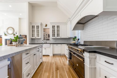 1918 Siesta Dr, Sandy UT 84093-6139 exterior