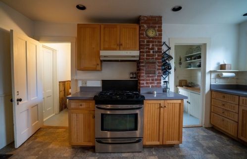 77 Mcclellan St, Amherst MA 01002-2012 exterior