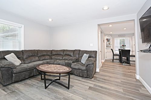 377 Main St, East Brookfield MA 01515-1703 exterior