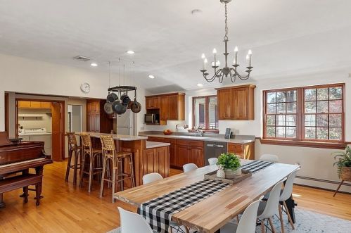 19 Oakwood Rd, Acton, MA 01720-4444