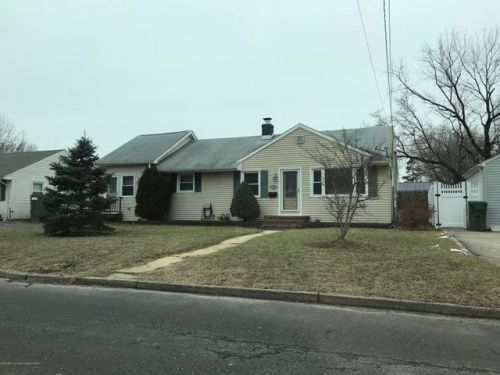 21 Reynolds Dr, Tinton Falls, NJ 07724-2323