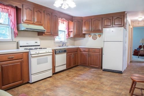 151 Florida Dr, Agawam, MA 01001-3565