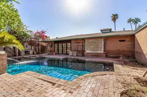 1332 Edgemont Ave, Phoenix AZ 85035-2212 exterior