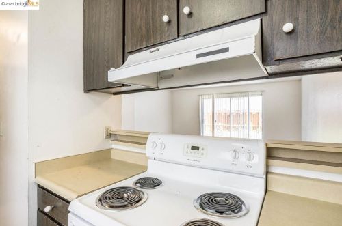 300 Warren Ave, San Leandro CA 94577-5063 exterior