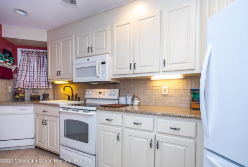 118 Tower Hl Dr, Tinton Falls NJ 07701-2400 exterior