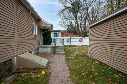 11 Fisher Rd, Worcester MA 01602-2810 exterior