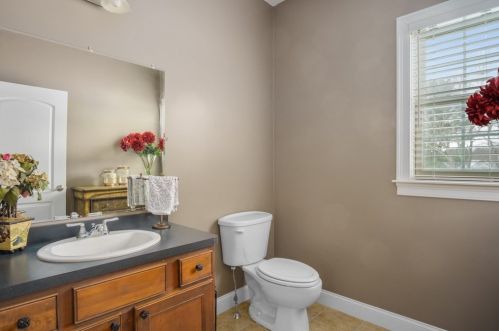 62 Chelsea Dr, Seekonk MA 02771-4923 exterior