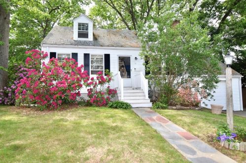 15 Barrett St, Needham, MA 02492-1515