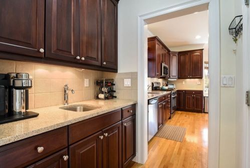 208 Vly Rd, Needham MA 02492-4720 exterior