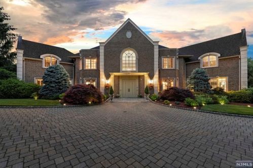 97 Hoover Dr, Cresskill NJ  07626-1705 exterior