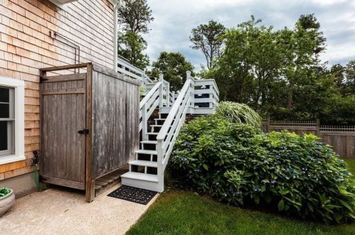 74 Ellis St, Chatham MA  02633-1881 exterior