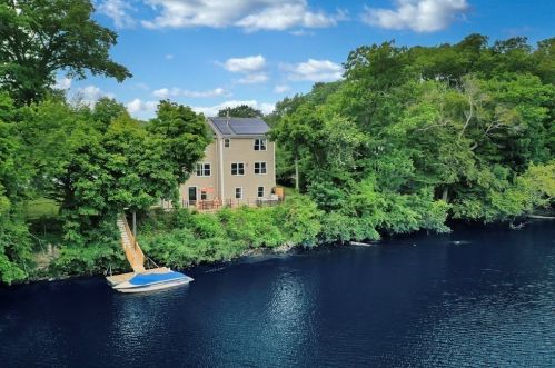 821 Merrimack Ave, Dracut MA 01826-5422 exterior