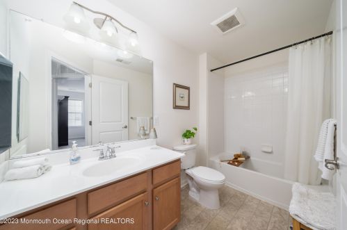 38 Kyle Dr, Tinton Falls NJ 07712-7536 exterior