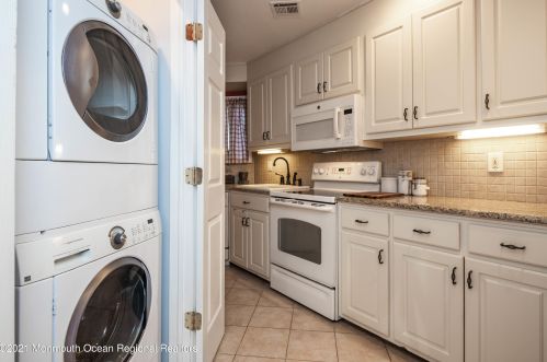 118 Tower Hl Dr, Tinton Falls NJ 07701-2400 exterior