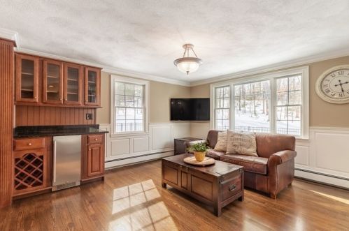 5 Juniper Rd, Lynnfield MA 01940-2416 exterior