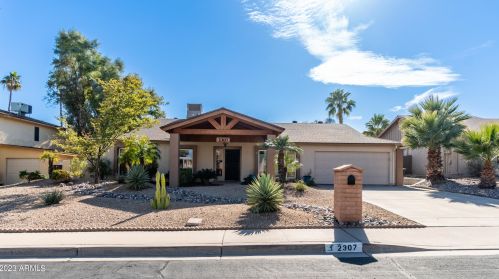 2307 Christy Dr, Phoenix AZ  85028-3108 exterior