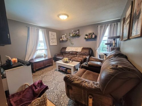 2 Barrett St, Fall River MA 02724-3302 exterior