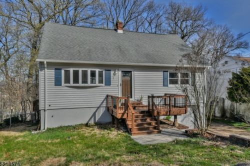 7 Ridge Pl, Skyline Lakes, NJ 07456-2517